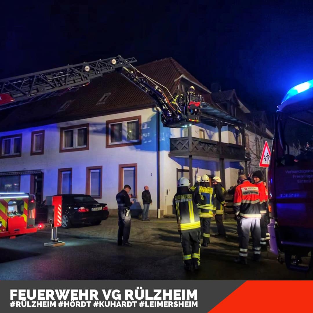 Nachkontrolle mit der Drehleiter und Wärmebildkamera
